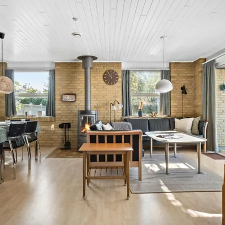 3 Bedroom Pet Friendly Home In Sydals *
